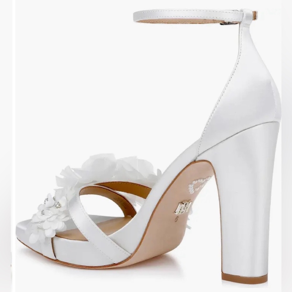 Badgley Mischka White Joanna Ankle Strap Sandal NWOB Size 8.5 - Picture 2 of 10